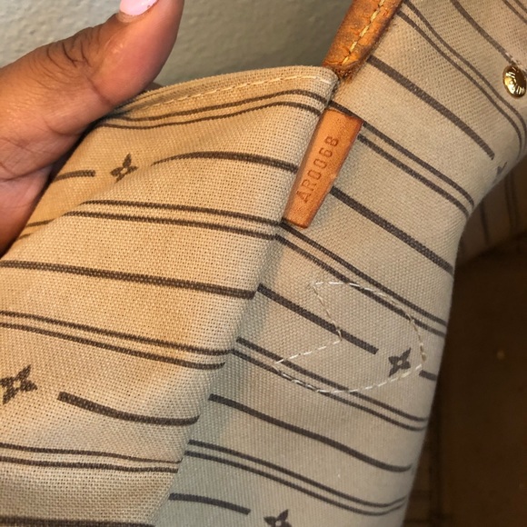 Gently used AUTHENTIC Louis Vuitton MM Neverfull - Picture 2 of 2
